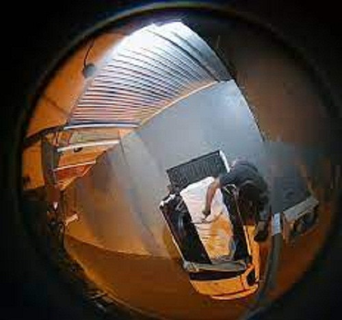 Đoạn camera an ninh thu được từ tòa nhà nơi nghi phạm sinh sống cho thấy, nghi phạm dường như đang khiêng tủ quần áo chứa thi thể nạn nhân lên một chiếc xe bán tải.