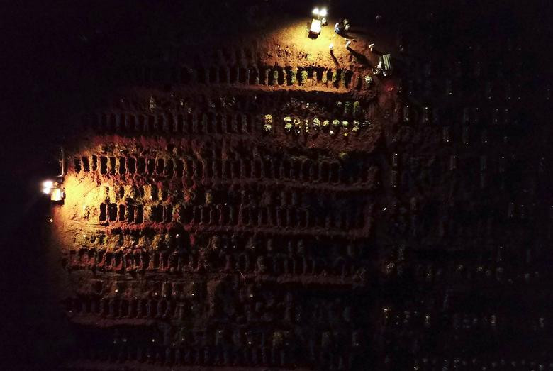 Trong bối cảnh Brazil ghi nhận kỷ lục về số ca tử vong hàng ngày vì COVID-19, việc tổ chức tang lễ và chôn cất thi thể người tử vong vì nhiễm virus SARS-CoV-2 được thực hiện cả vào ban đêm tại các nghĩa trang ở quốc gia Nam Mỹ này. (Nguồn ảnh: Reuters)