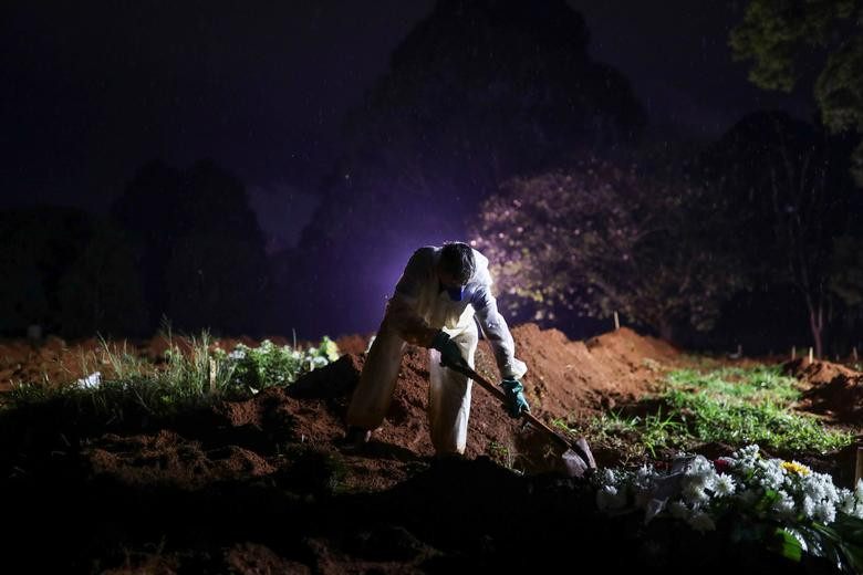 Những người đào mộ làm việc tại nghĩa trang...