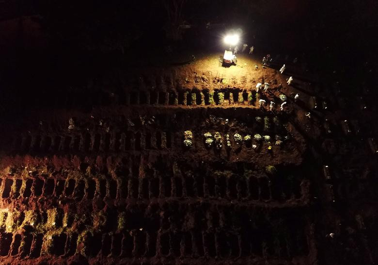 Nghĩa trang Vila Formosa nhìn từ trên cao vào ban đêm.