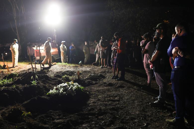 Trước đó, ngày 26/3, Bộ Y tế Brazil ghi nhận 3.650 ca tử vong vì COVID-19, đánh dấu số ca COVID-19 tử vong/ngày cao kỷ lục. Ảnh: Thân nhân của người quá cố có mặt tại nghĩa trang để tiễn biệt người thân của họ.