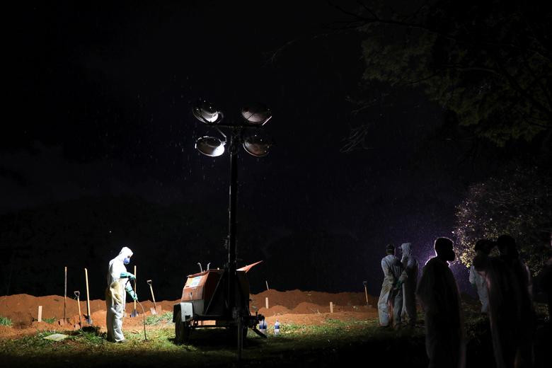 Những người đào mộ chuẩn bị cho buổi chôn cất vào ban đêm tại nghĩa trang Vila Formosa hôm 30/3.