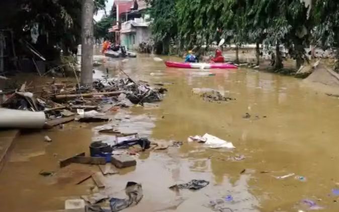 Hãi hùng cảnh lũ quét tàn phá Indonesia, hàng chục người chết - Hình 9 Hai hung canh lu quet tan pha Indonesia, hang chuc nguoi chet-Hinh-9