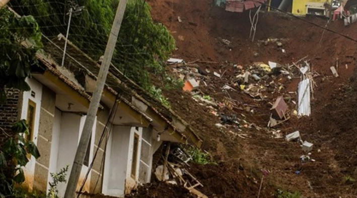 Hãi hùng cảnh lũ quét tàn phá Indonesia, hàng chục người chết - Hình 11 Hai hung canh lu quet tan pha Indonesia, hang chuc nguoi chet-Hinh-11