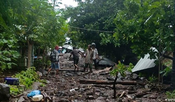 Hãi hùng cảnh lũ quét tàn phá Indonesia, hàng chục người chết - Hình 7 Hai hung canh lu quet tan pha Indonesia, hang chuc nguoi chet-Hinh-7