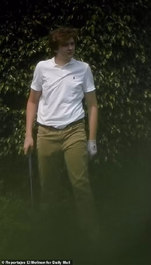 Ngoại hình của cậu thiếu niên 15 tuổi khiến nhiều người ngỡ ngàng, với chiều cao nổi bật và mái tóc bồng bềnh. Ảnh: Daily Mail.