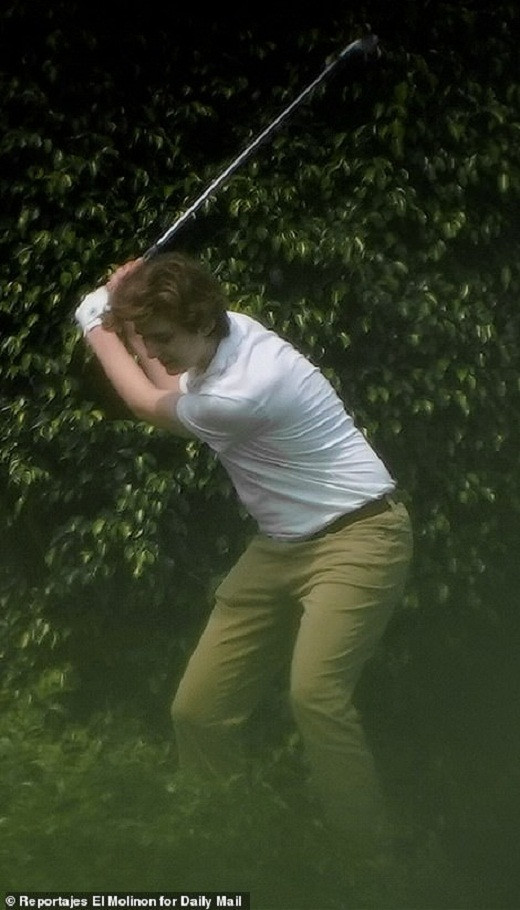 Barron dường như rất tập trung khi chơi golf. Ảnh: Daily Mail.