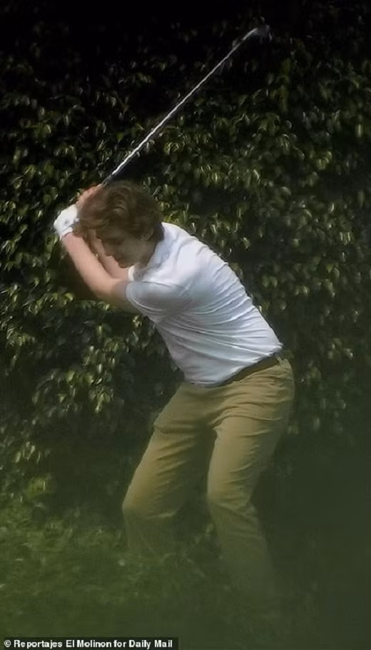 Barron dường như rất tập trung khi chơi golf. Ảnh: Daily Mail.