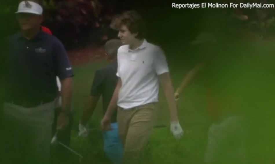 Đây là một trong những khoảnh khắc lộ diện hiếm hoi của Barron Trump trong vài tháng qua. Ảnh: Daily Mail.
