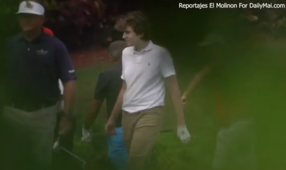 Đây là một trong những khoảnh khắc lộ diện hiếm hoi của Barron Trump trong vài tháng qua. Ảnh: Daily Mail.
