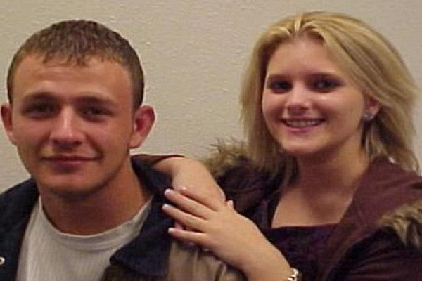 5 tháng trước khi vụ án mạng xảy ra, Erin bắt đầu hẹn hò với Charlie Wilkinson, khi đó 18 tuổi. Cặp đôi gặp nhau khi Erin làm nhân viên phục vụ bán thời gian tại một cửa hàng đồ ăn nhanh Sonic và mối quan hệ của họ phát triển nhanh chóng. Charlie thậm chí trao cho Erin một chiếc nhẫn và công khai muốn kết hôn với cô. Ảnh: Erin và Charlie. Ảnh: Supplied.