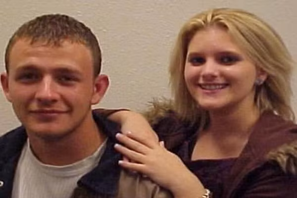 5 tháng trước khi vụ án mạng xảy ra, Erin bắt đầu hẹn hò với Charlie Wilkinson, khi đó 18 tuổi. Cặp đôi gặp nhau khi Erin làm nhân viên phục vụ bán thời gian tại một cửa hàng đồ ăn nhanh Sonic và mối quan hệ của họ phát triển nhanh chóng. Charlie thậm chí trao cho Erin một chiếc nhẫn và công khai muốn kết hôn với cô. Ảnh: Erin và Charlie. Ảnh: Supplied.