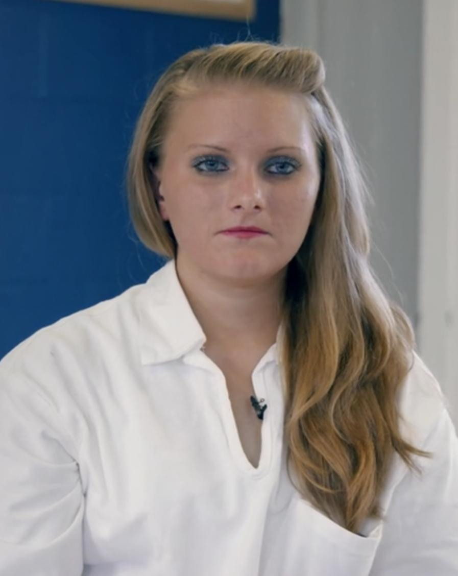 Tuy nhiên, cha mẹ của Erin không ủng hộ mối quan hệ của con gái với Charlie. Họ đã "điều tra" về Charlie và nhận thấy rằng cần phải tách Charlie ra khỏi Erin. Vào tháng 2/2008, cha mẹ cô yêu cầu cô chấm dứt mối quan hệ với Charlie ngay lập tức. Trong ảnh là Erin Caffey. Ảnh: IC.