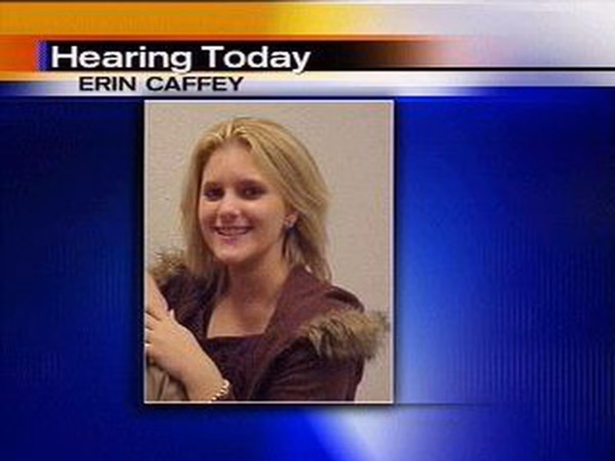 Cũng trong tháng đó, Erin Caffey nói trước mặt bạn bè rằng cách duy nhất để cô có thể ở bên cạnh Charlie là khiến cha mẹ của cô "biến mất". Do vậy, Erin nảy sinh âm mưu giết người cùng với Charlie và bạn của anh ta, Charles Waid. Ảnh: KC.