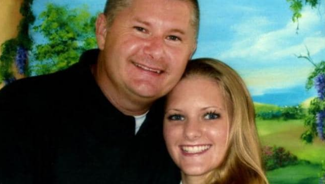 Những người sống sót khi đó là Erin Caffrey, 16 tuổi, và cha cô, Terry Caffey. Được biết, Terry đã bị bắn nhiều phát trước khi hai kẻ tấn công phóng hỏa ngôi nhà của ông, nhưng thật kỳ diệu, Terry Caffey đã thoát khỏi được ngôi nhà và kêu cứu. Ảnh: Erin và cha cô, Terry Caffey. Ảnh: Supplied.