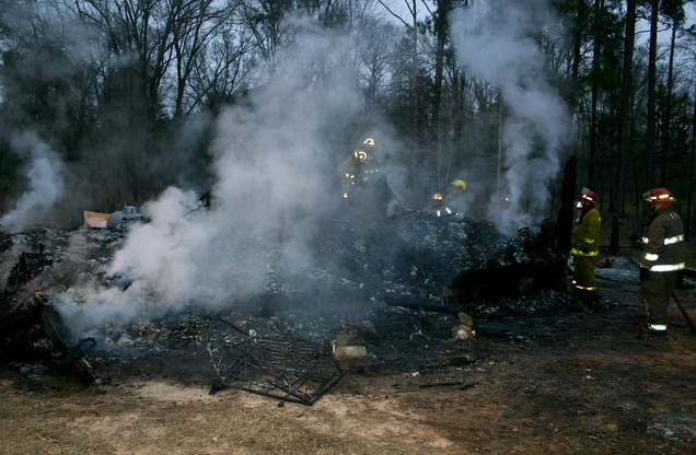 Dù bị trúng đạn, Terry Caffey bất ngờ tỉnh lại khi lửa bao trùm căn nhà của ông. Phải mất một giờ đồng hồ Terry mới bò được đến nhà hàng xóm và nhờ họ trình báo cảnh sát. Ảnh: OC.