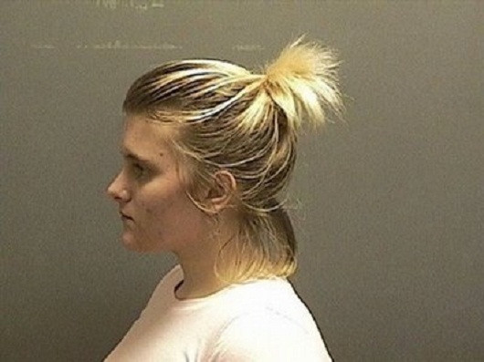 Vào ngày vụ thảm án xảy ra, Charlie và Charles đột nhập vào nhà của Erin, trong khi Erin và bạn gái của Charles ngồi trong xe đợi bên ngoài. Ảnh: MP.