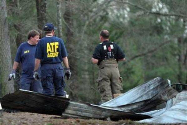 Hai sát thủ sau đó dùng súng và kiếm sát hại cha mẹ và 2 người em của Erin, trước khi phóng hỏa căn nhà. Trước khi bỏ trốn, chúng đã lấy đi một số đồ vật có giá trị, bởi Charlie đã hứa trả công cho Charles 2.000 USD. Ảnh: Các nhà điều tra có mặt tại ngôi nhà của Caffey sau vụ cháy. Ảnh: ATI.