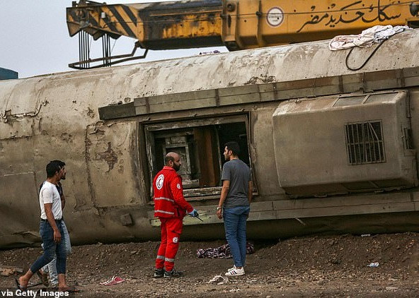 Hien truong tai nan tau hoa o Ai Cap, hon 100 nguoi thuong vong-Hinh-8