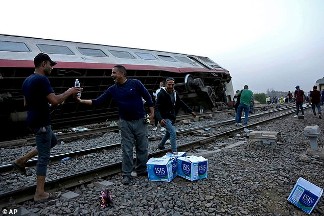 Hien truong tai nan tau hoa o Ai Cap, hon 100 nguoi thuong vong-Hinh-6