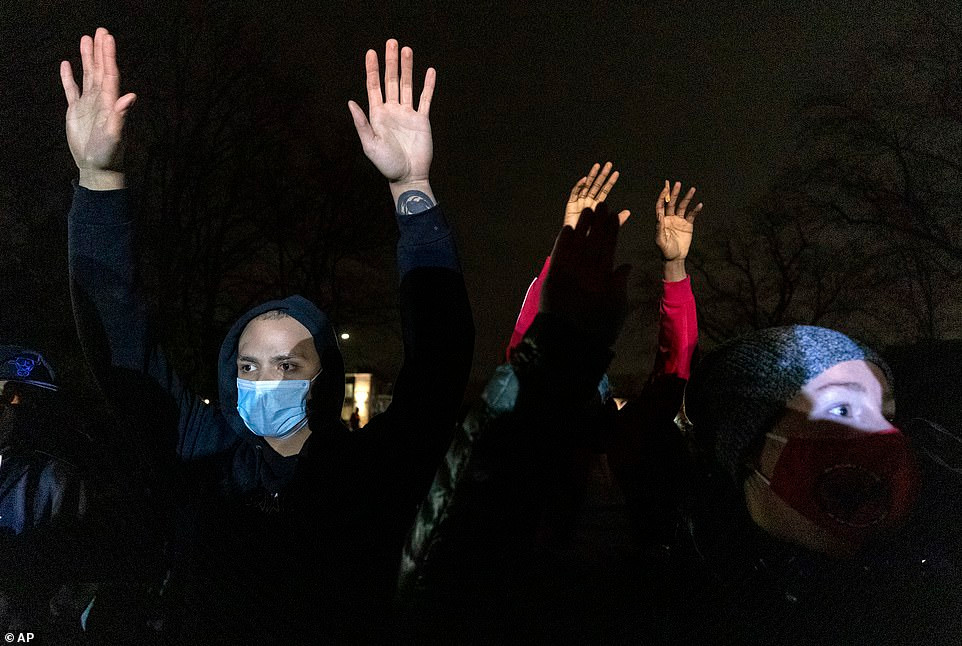 Bieu tinh bung phat sau khi canh sat My ban chet nguoi da mau-Hinh-7