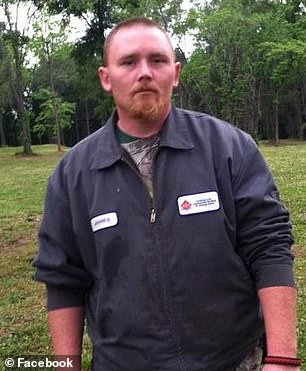 Ngoài ra, James Lewis, 38 tuổi, người làm việc tại ngôi nhà, được phát hiện tử vong bên ngoài nhà.