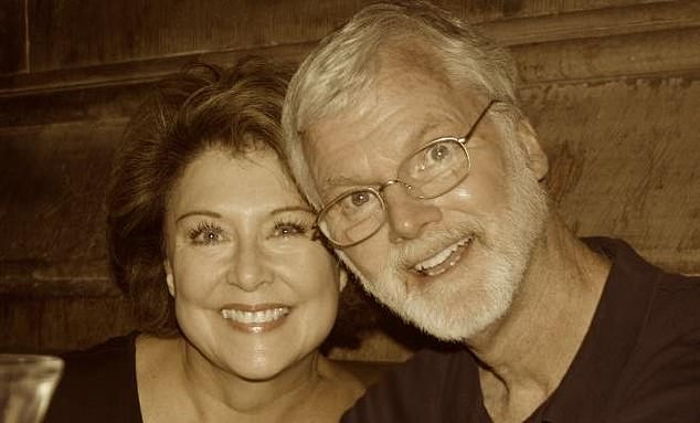 Danh tính các nạn nhân thiệt mạng được xác định là Tiến sĩ Robert Lesslie (70 tuổi), vợ của ông, bà Barbara Lesslie (69 tuổi), 2 người cháu của họ là Adah Lesslie (9 tuổi) và Noah Lesslie (5 tuổi).