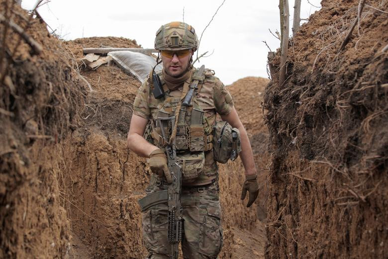 Binh sĩ Ukraine mang theo vũ khí tuần tra trên chiến trường miền Đông Ukraine ngày 7/4.