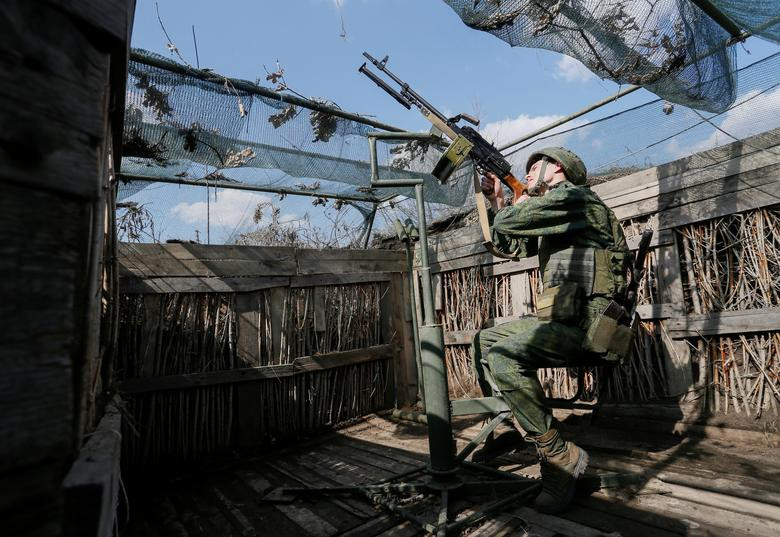 Một thành viên của lực lượng ly khai tại vị trí chiến đấu hôm 2/4.