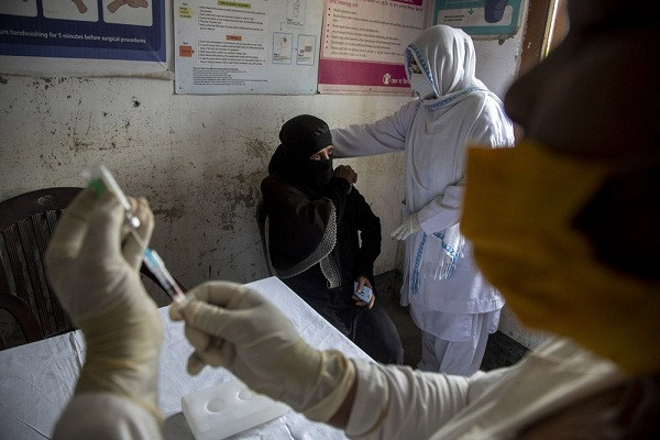 Nhân viên y tế chuẩn bị vắc xin tiêm cho người dân tại trung tâm y tế ở làng Bahakajari ngày 23/3.