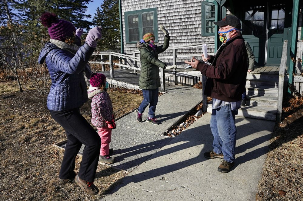 Một số cư dân trên đảo Islesford, Maine, nhảy múa vui mừng sau khi được tiêm vắc xin ngừa COVID-19 ngày 19/3.