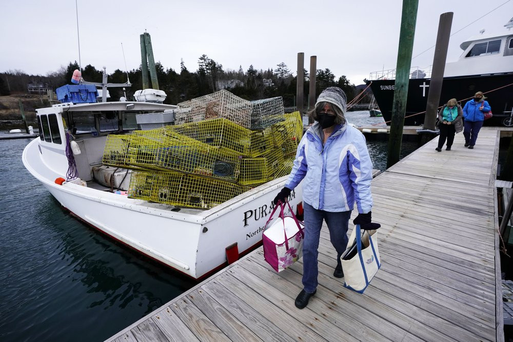 Y tá Sharon Daley mang theo túi chứa những lọ vắc xin COVID-19 để chuẩn bị tiêm chủng cho người dân trên đảo ở Maine, ngày 19/3.