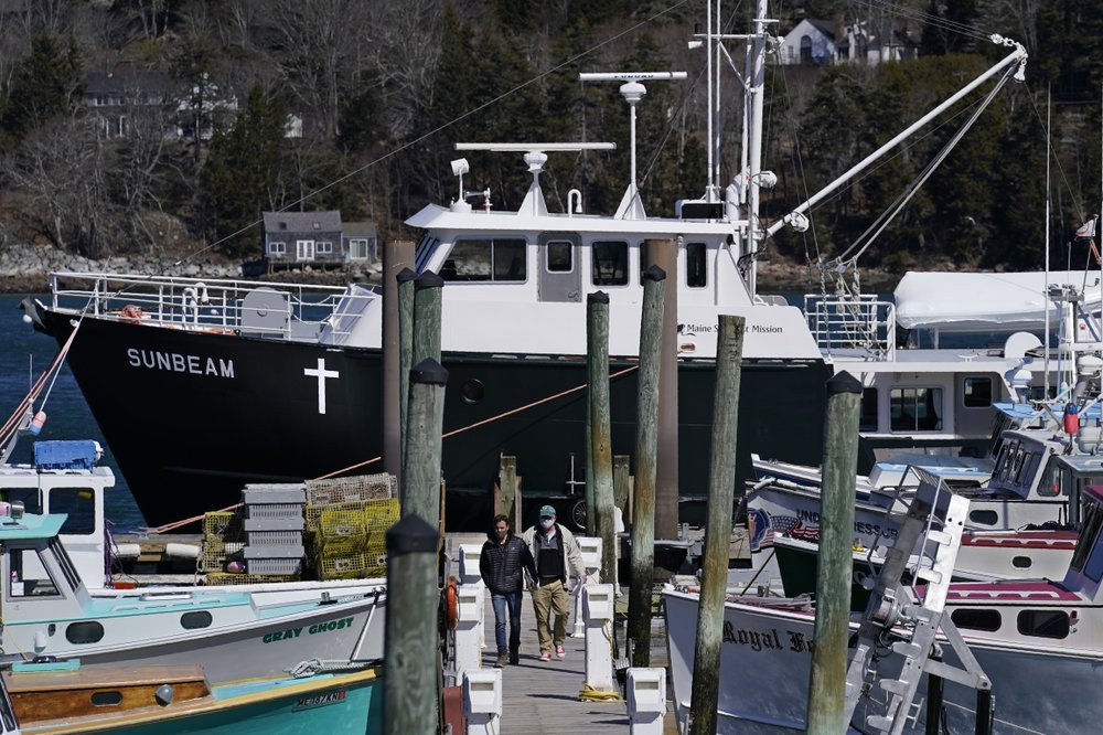 Marc Nighman và Jonathan Partin rời khỏi con tàu Sunbeam sau khi được tiêm vắc xin COVID-19, tại Maine ngày 19/3/2021. Con tàu này đã được sử dụng làm nơi tiêm vắc xin phòng COVID-19 cho người dân trên đảo.
