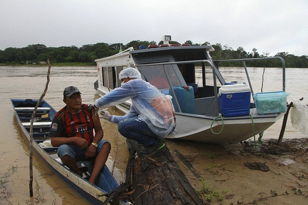 Theo AP, nhiều người dân ở những khu vực xa xôi trên thế giới như đảo ở Maine, Alaska hay vùng Amazon,... đã được tiếp cận với vắc xin ngừa COVID-19. Ảnh: Ông Luis Alves Nogueira, 74 tuổi, được tiêm vắc xin ngừa COVID-19 của AstraZeneca, tại cộng đồng Pupuri dọc sông Purus, ở bang Amazonas, Brazil, ngày 12/2/2021. (Nguồn ảnh: AP).