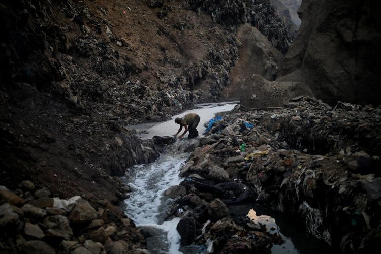 Cảnh mưu sinh tại bãi rác thải lớn nhất ở thủ đô của Guatemala. Ảnh: Reuters.