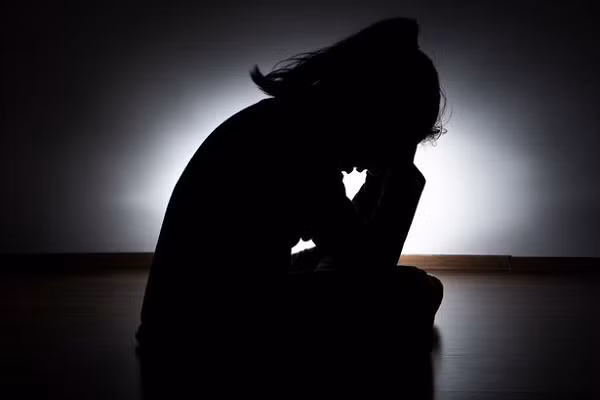 Nu sinh lop 10 bi cuong hiep tap the tren duong tro ve nha