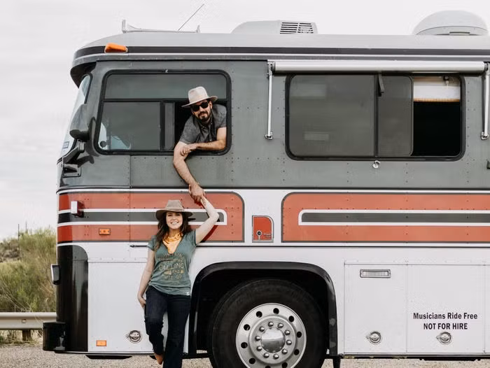 Chính vì vậy, cặp đôi đã bỏ ra 85.000 USD để mua một chiếc xe buýt du lịch và biến nó trở thành "ngôi nhà di động".