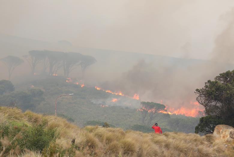 Nhiều người đã phải sơ tán để đảm bảo an toàn khi đám cháy ở Núi Bàn xảy ra.