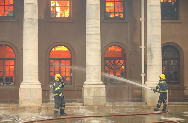 Lực lượng cứu hỏa dập tắt đám cháy tại tòa nhà thư viện của Đại học Cape Town hôm 18/4.