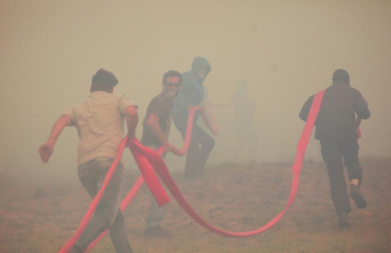 Người dân địa phương và các tình nguyện viên cũng tham gia công tác chữa cháy.
