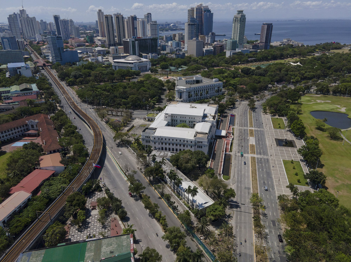 Chỉ một vài chiếc xe lưu thông trên các con đường ở thủ đô Manila ngày 2/4.