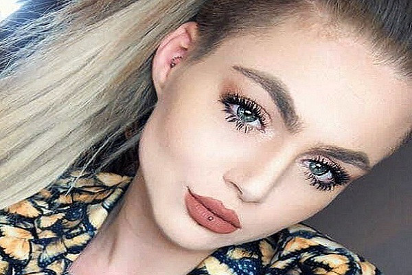 Mac chung tram cam, co gai treo co tu tu sau khi mat viec