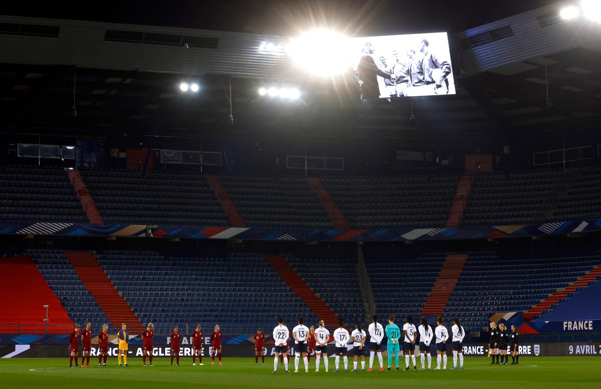 Các nữ cầu thủ Anh và Pháp cũng dành một phút mặc niệm trước trận đấu để tưởng nhớ Hoàng thân Philip.