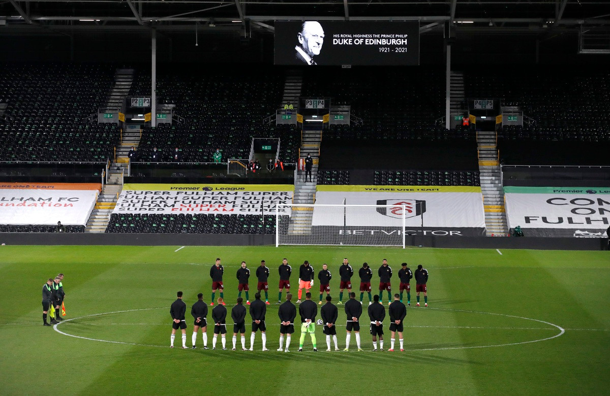 Các cầu thủ dành một phút mặc niệm trước trận đấu cho Hoàng thân Philip. Đây là trận đấu giữa Fulham và Wolverhampton trong khuôn khổ giải Premier League.
