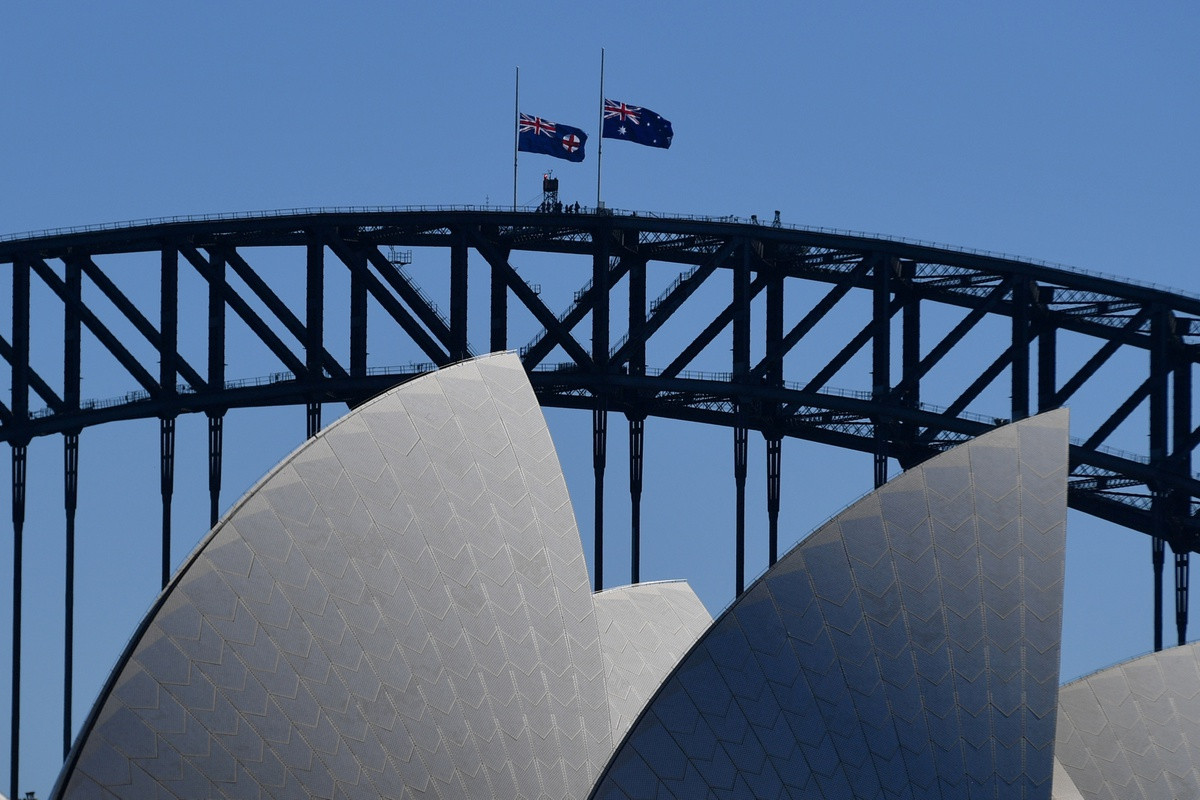 Cờ Úc trên cầu cảng Sydney được hạ thấp xuống sau khi Hoàng thân Philip qua đời.