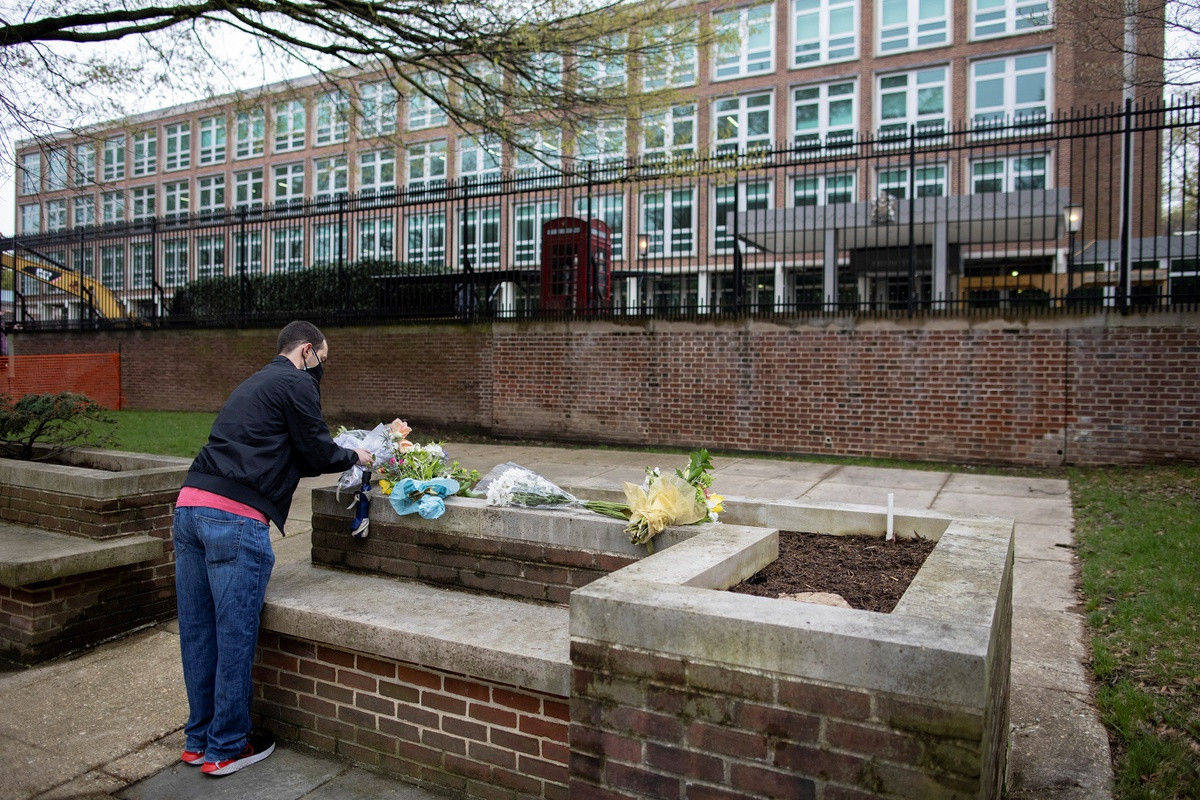 Hoa được đặt bên ngoài đại sứ quán Anh ở Washington DC sau sự qua đời của vị Hoàng thân.