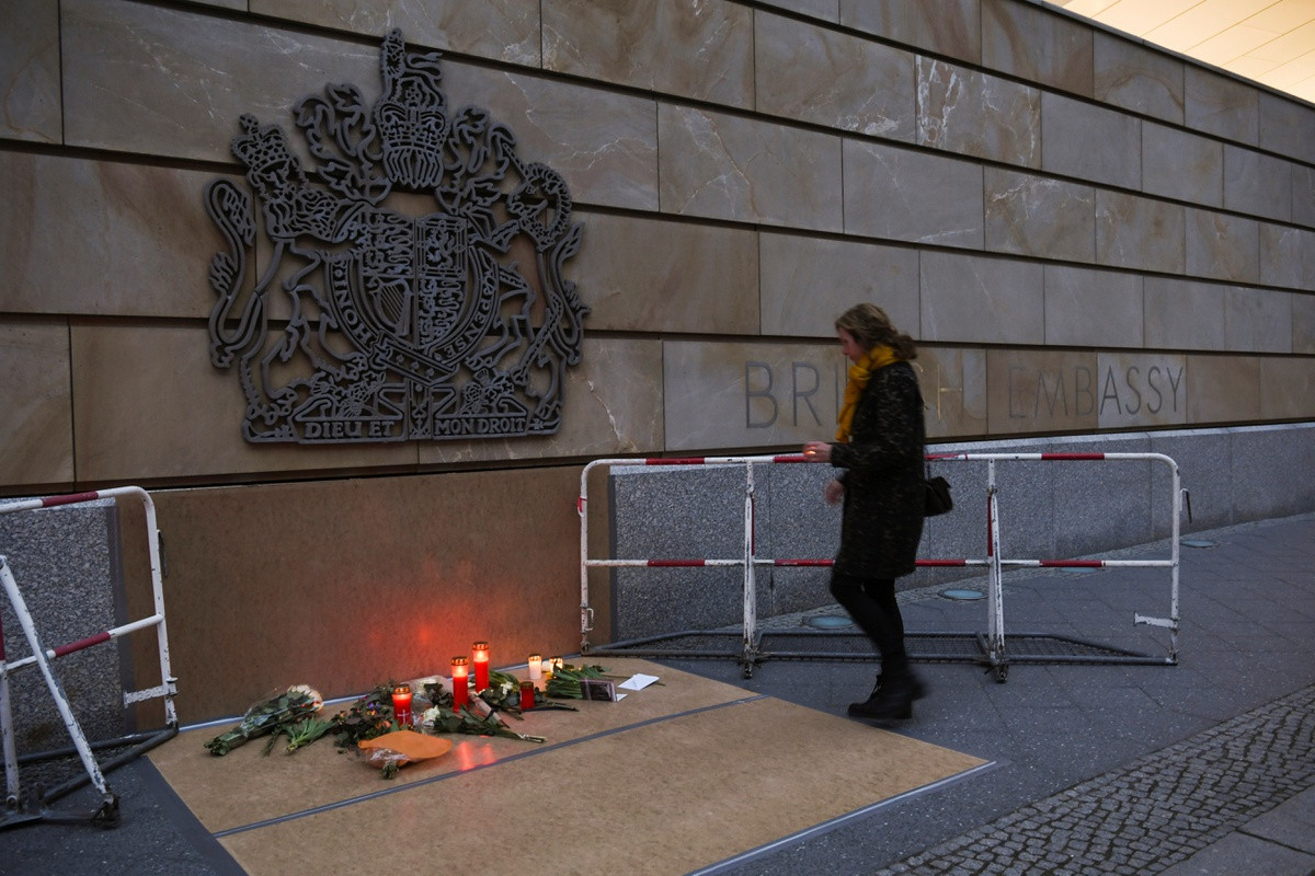 Người dân Đức đặt hoa và nến bên ngoài đại sứ quán Anh tại Berlin để tưởng niệm Hoàng thân Philip.