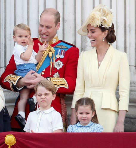 Louis được cha, Hoàng tử William, bế ở ban công Cung điện Buckingham ngày 8/6/2019. Ảnh: Getty.