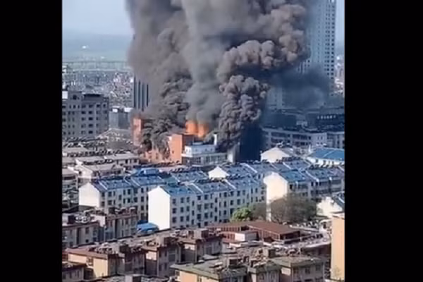 Video: Chay ngun ngut tai trung tam thuong mai Trung Quoc, 4 nguoi chet