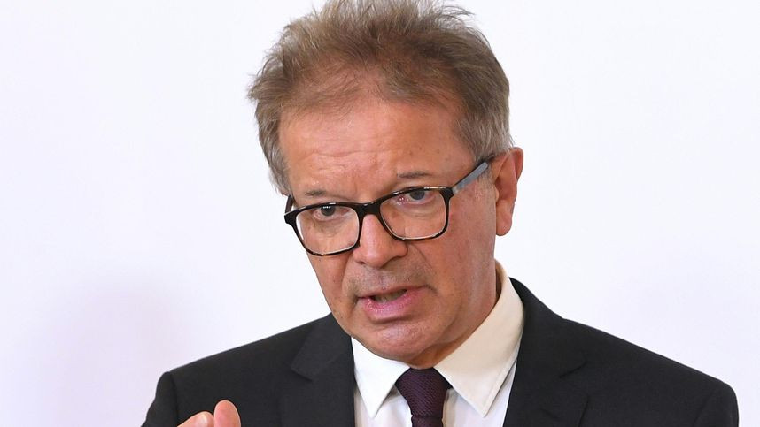 Sau khi tốt nghiệp trường Học viện Sư phạm ở Salzburg, ông dạy học trong khoảng thời gian từ năm 1983 đến 1990. Ảnh: TT.